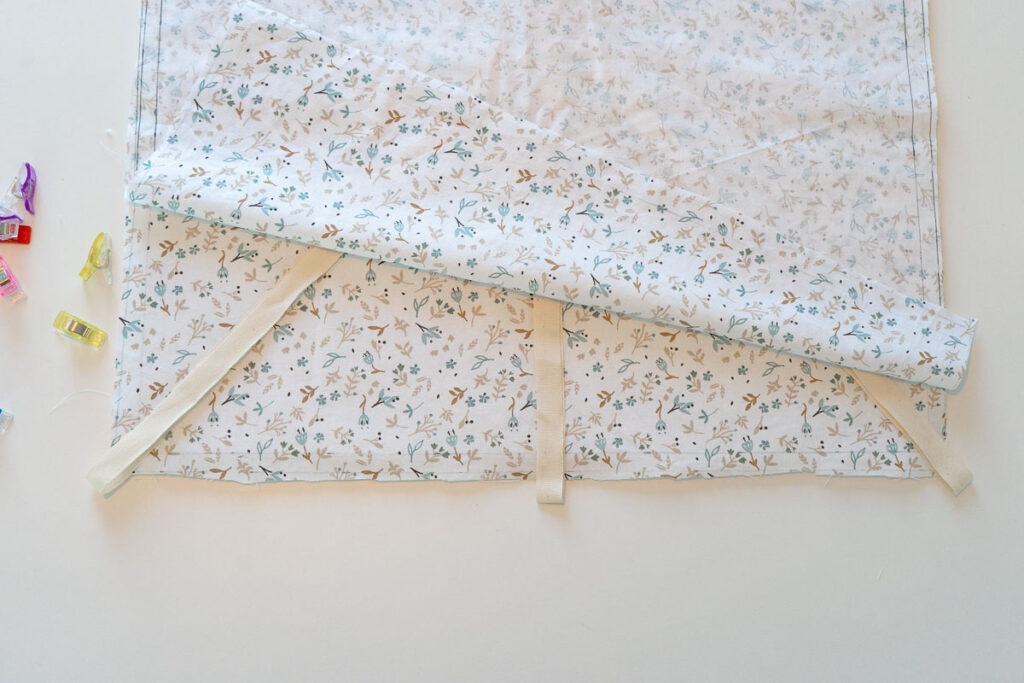 couture-etape-2 Tissu ouvert pour le positionnement des liens à l'intérieur de la face endroit contre endroit.