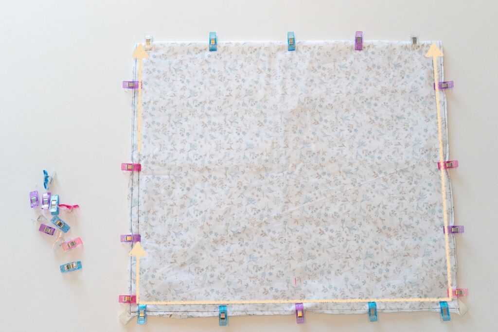 couture-etape-3 Tissu épinglé avec schéma des coutures