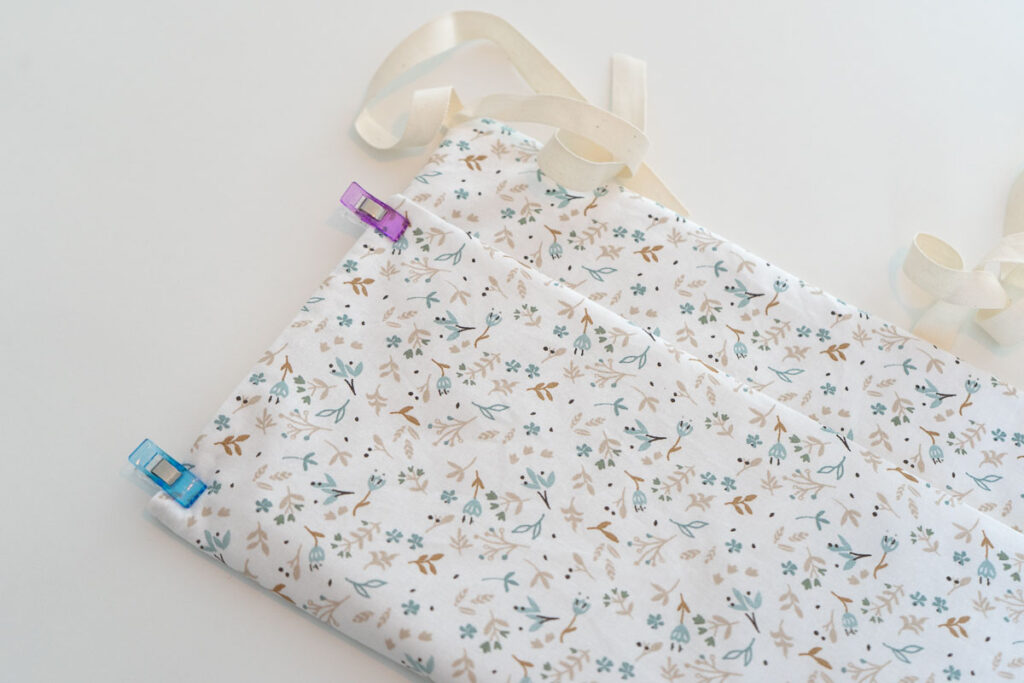 couture-etape-5bis Range doudou épinglé pour la création des poches.