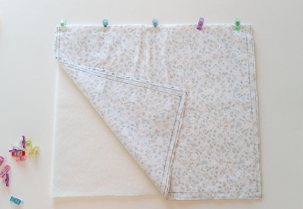 couture-etape1 Un rectangle de tissu plié en deux, posé endroit contre endroit par-dessus la ouate.