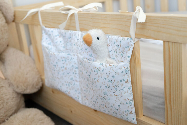 Range doudou accroché sur un lit d'enfant