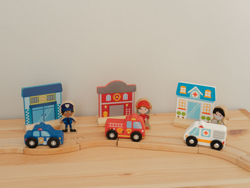 idée cadeaux bébé 1 an : Jouet en bois : circuit de voiture avec voiture de police, pompier et ambulance