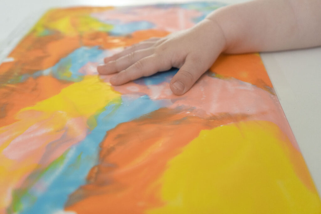 peinture-propre Main de bébé qui joue avec de la peinture propre