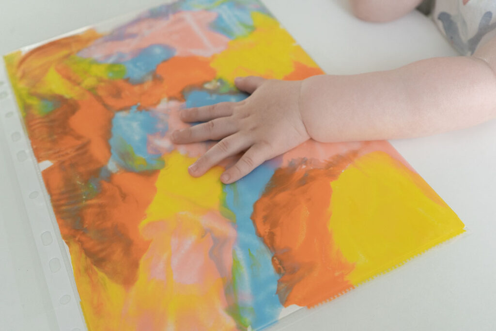 peinture-propre-5 Main de bébé qui joue avec de la peinture propre