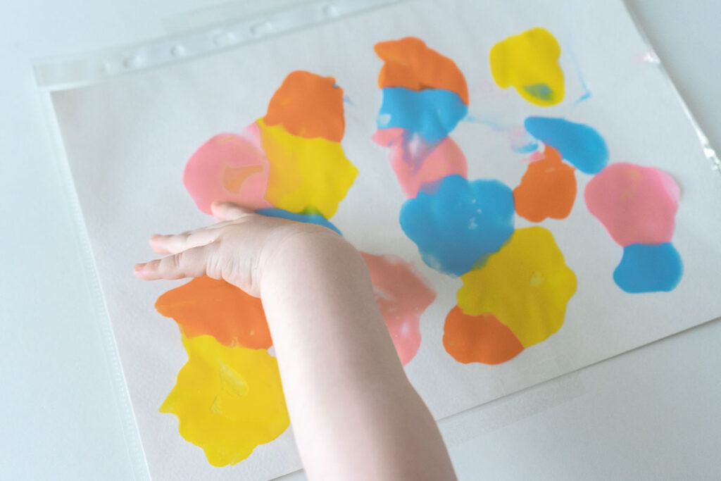 peinture-propre-6 Main de bébé qui joue avec de la peinture propre