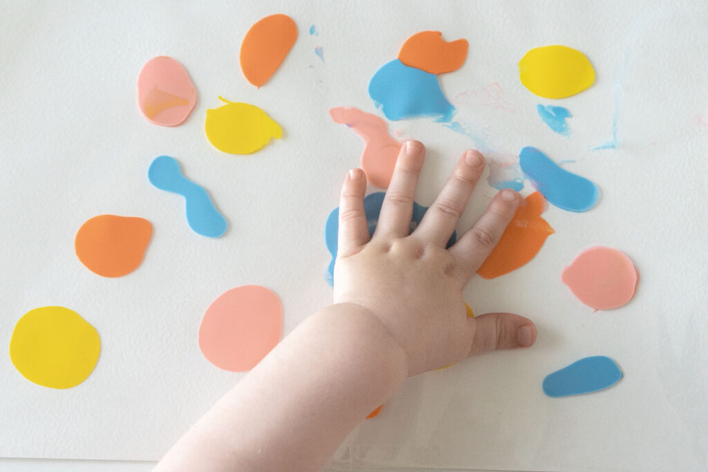 peinture-propre-7 Main de bébé qui joue avec de la peinture propre