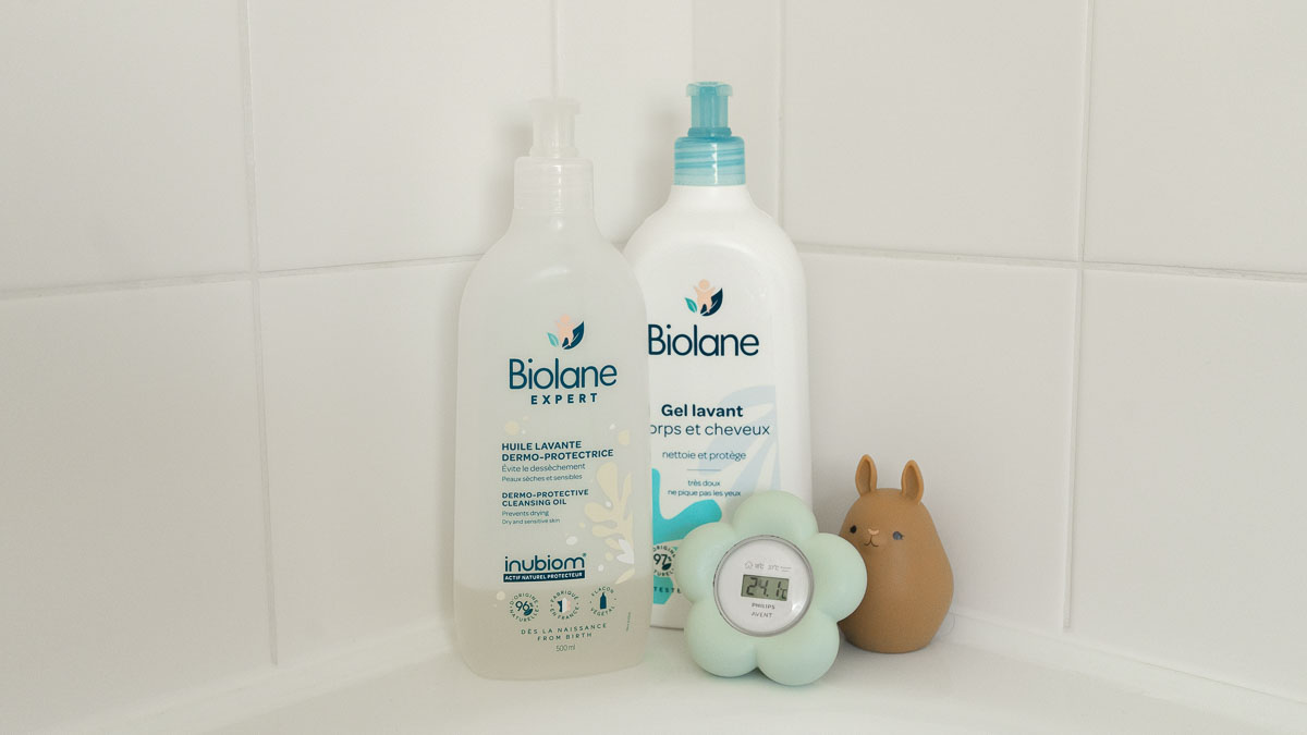 produits-et-accessoire-bain-1 Gel et huile de douche, un thermomètre et un jouet de bain pour bébé